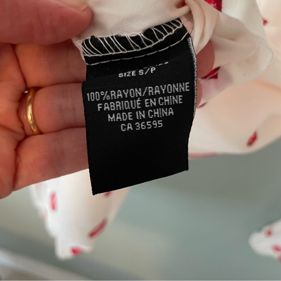 NWT Rayon long sleeve blouse with adorable kisses print / size S - Picture 7 of 8